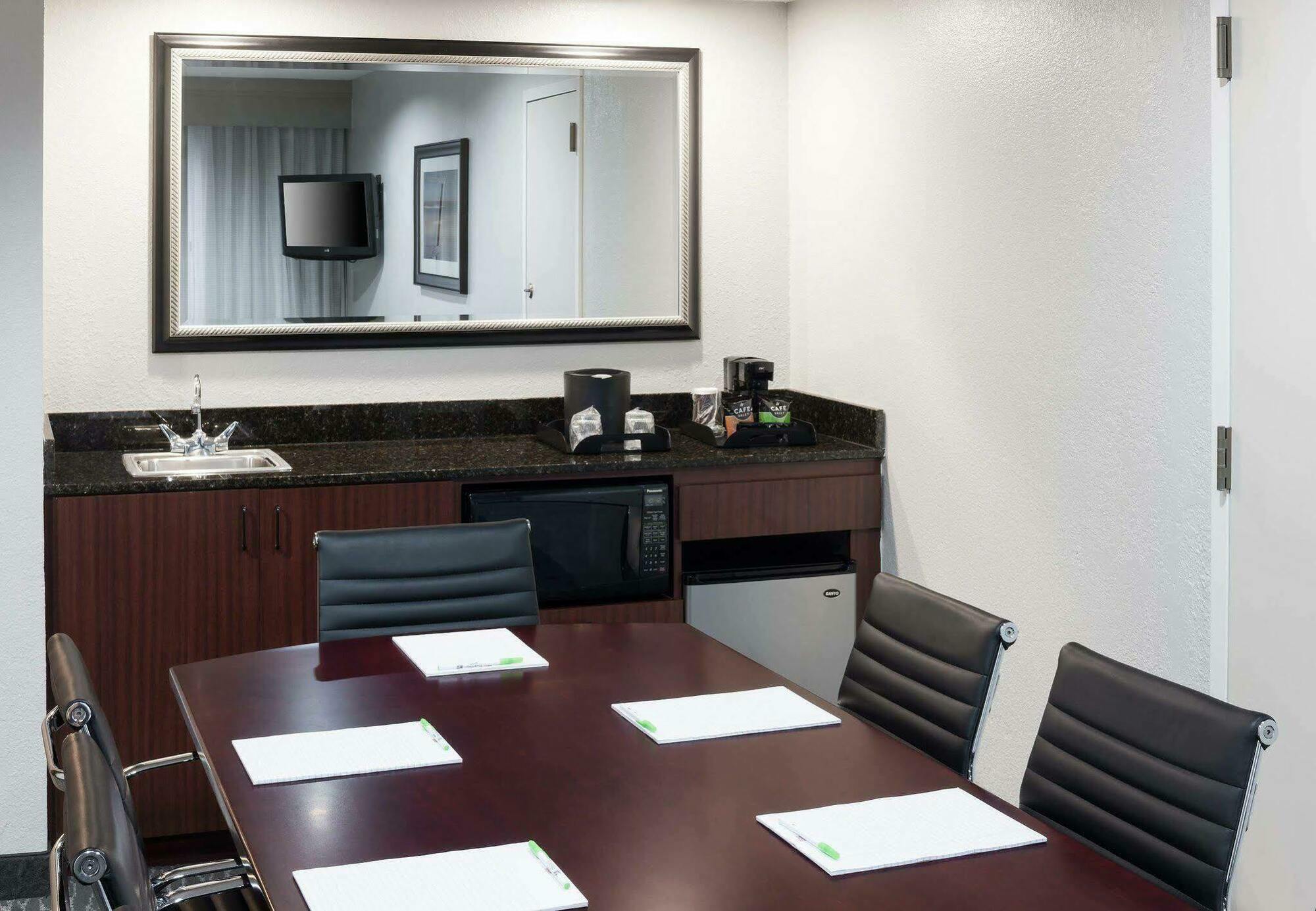 Courtyard By Marriott Waco Hotel Exterior foto